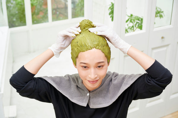 ヘナを塗っている女性　